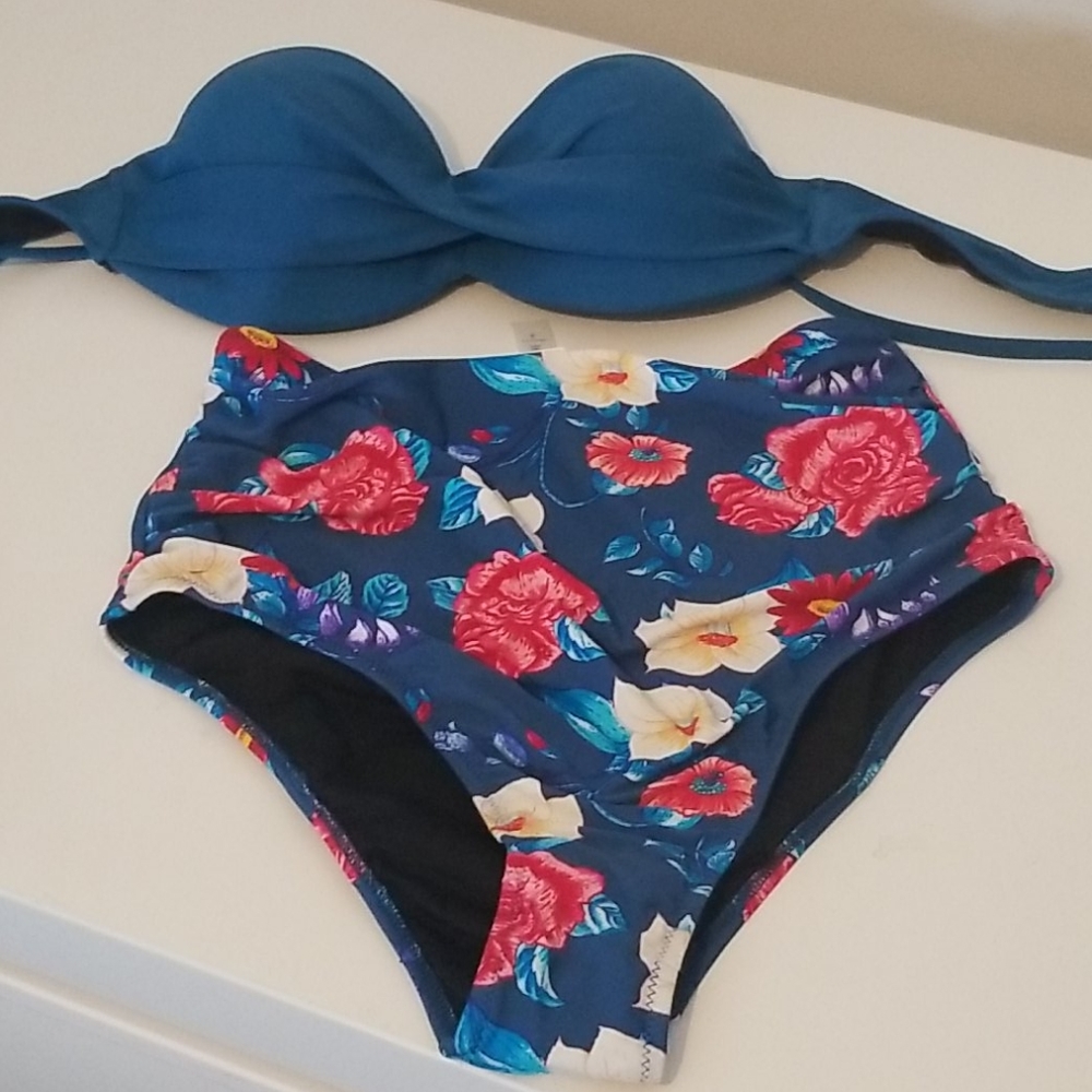 Cups he swim suit